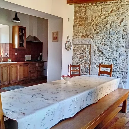Gites De La Place Du Chateau Salavas Room photo