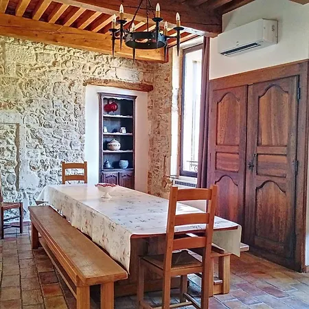 Gites De La Place Du Chateau Salavas Room photo