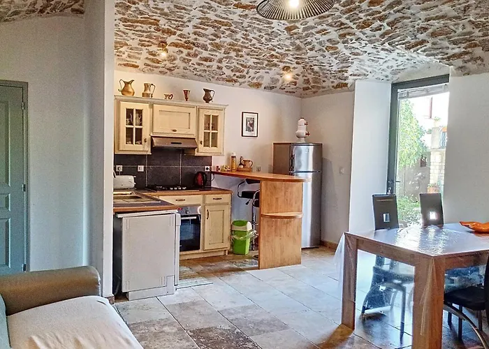 Petit appart dans dépendance château Salavas
