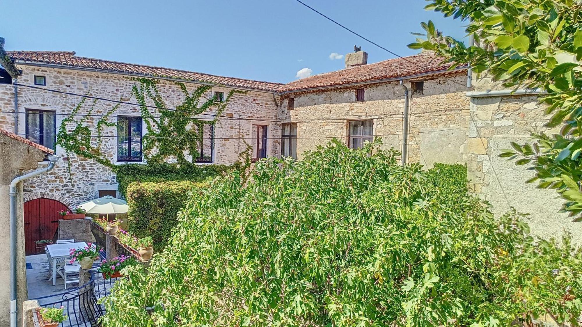 Petit Dans Dépendance Château