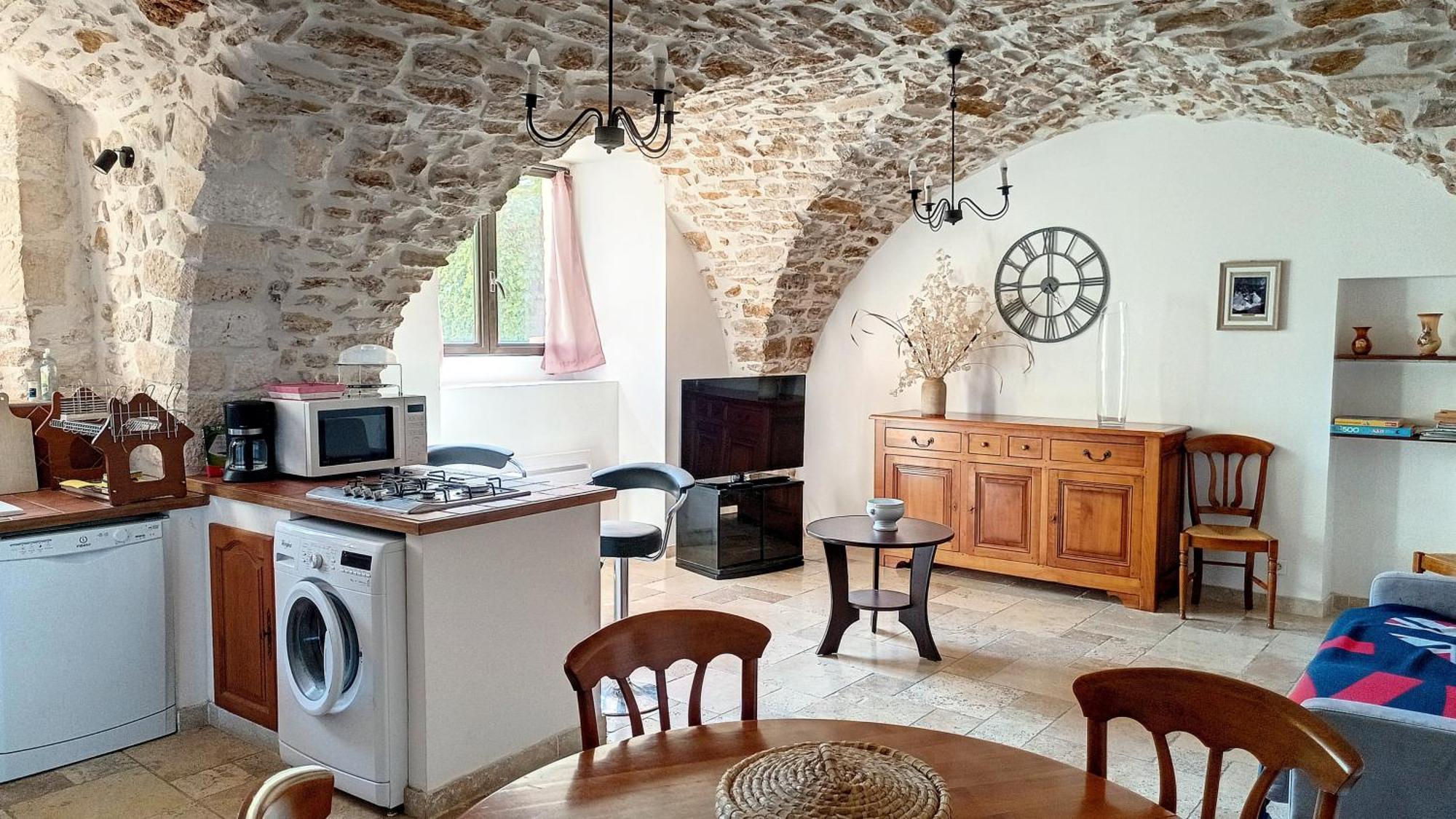 Petit Dans Dépendance Château Salavas
